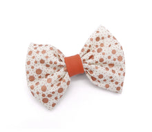 Laden Sie das Bild in den Galerie-Viewer, KvK - Halsband Schleifen - Dots Edition