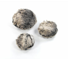 Laden Sie das Bild in den Galerie-Viewer, Fur Dot - Plüschball mit Quietscher