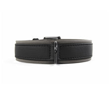 Laden Sie das Bild in den Galerie-Viewer, KvK Handcrafted - Halsband Klassik Curved Black Label