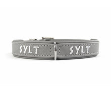 Laden Sie das Bild in den Galerie-Viewer, KvK Handcrafted – Halsband Klassik Curved Sylt Edition