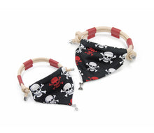 Laden Sie das Bild in den Galerie-Viewer, Handcrafted Scarope mit Skulls
