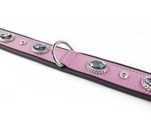 Laden Sie das Bild in den Galerie-Viewer, KvK Handcrafted - Klassik Curved Collar - Bling Flieder
