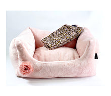 Laden Sie das Bild in den Galerie-Viewer, Super Soft Dog Lounge mit angesagtem Leo Design
