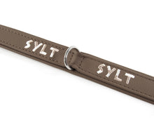 Laden Sie das Bild in den Galerie-Viewer, KvK Handcrafted – Halsband Klassik Curved Sylt Edition
