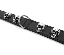 Laden Sie das Bild in den Galerie-Viewer, KvK Handcrafted - Black Skull Masterpiece
